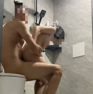 海角社区.趁姐姐洗澡强行进入卫生间