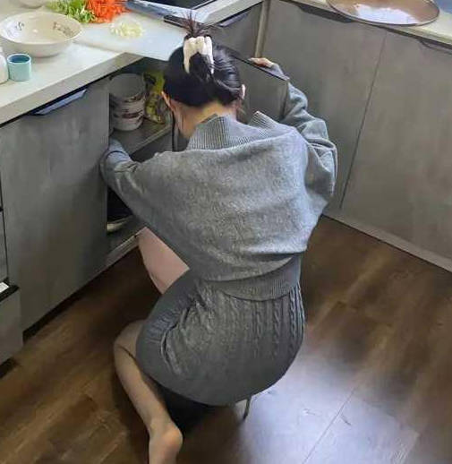 海角社区.老爸不在家我溜进爸妈房间内射36岁后妈