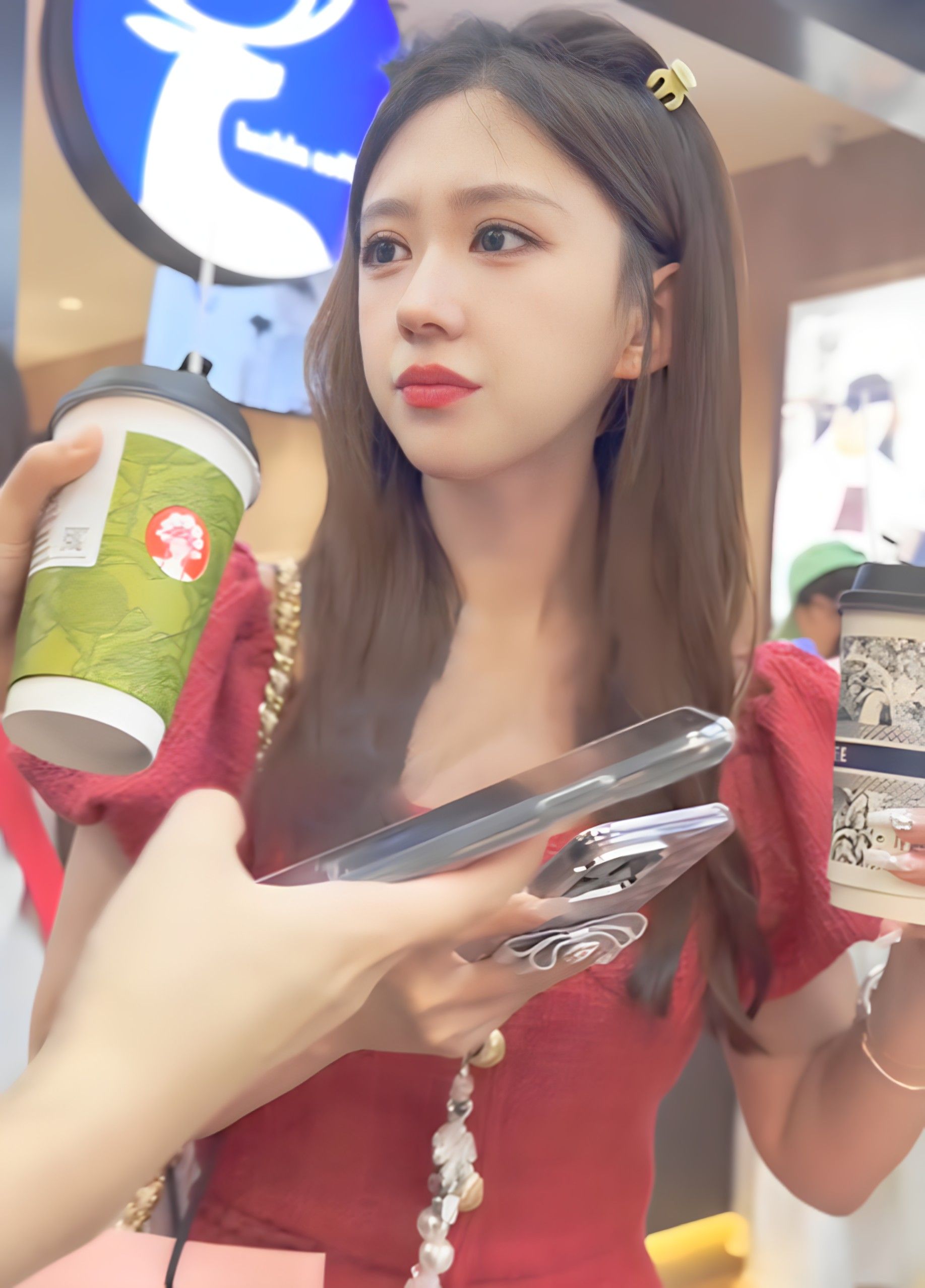 尾随跟拍美女抄底 Yq4