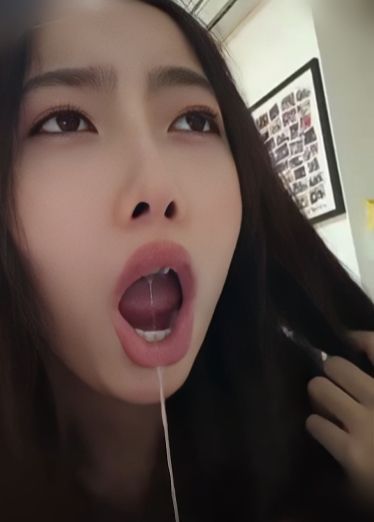 【被灌一嘴精液全部吐到鸡巴上】盯射天花板的素材，第一次见这么骚的母狗 YrH